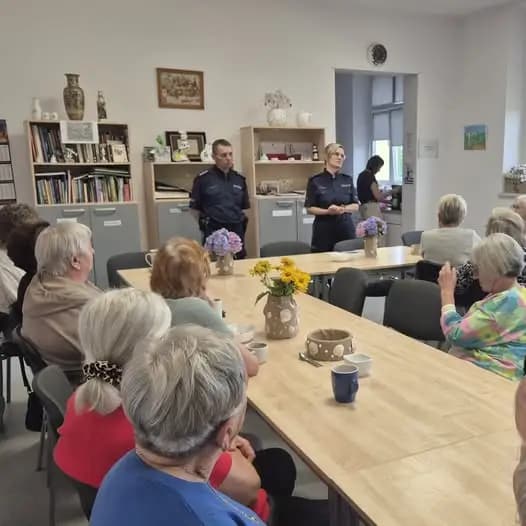 Policjanci edukują seniorów w Sierzchowie o zagrożeniach i oszustwach