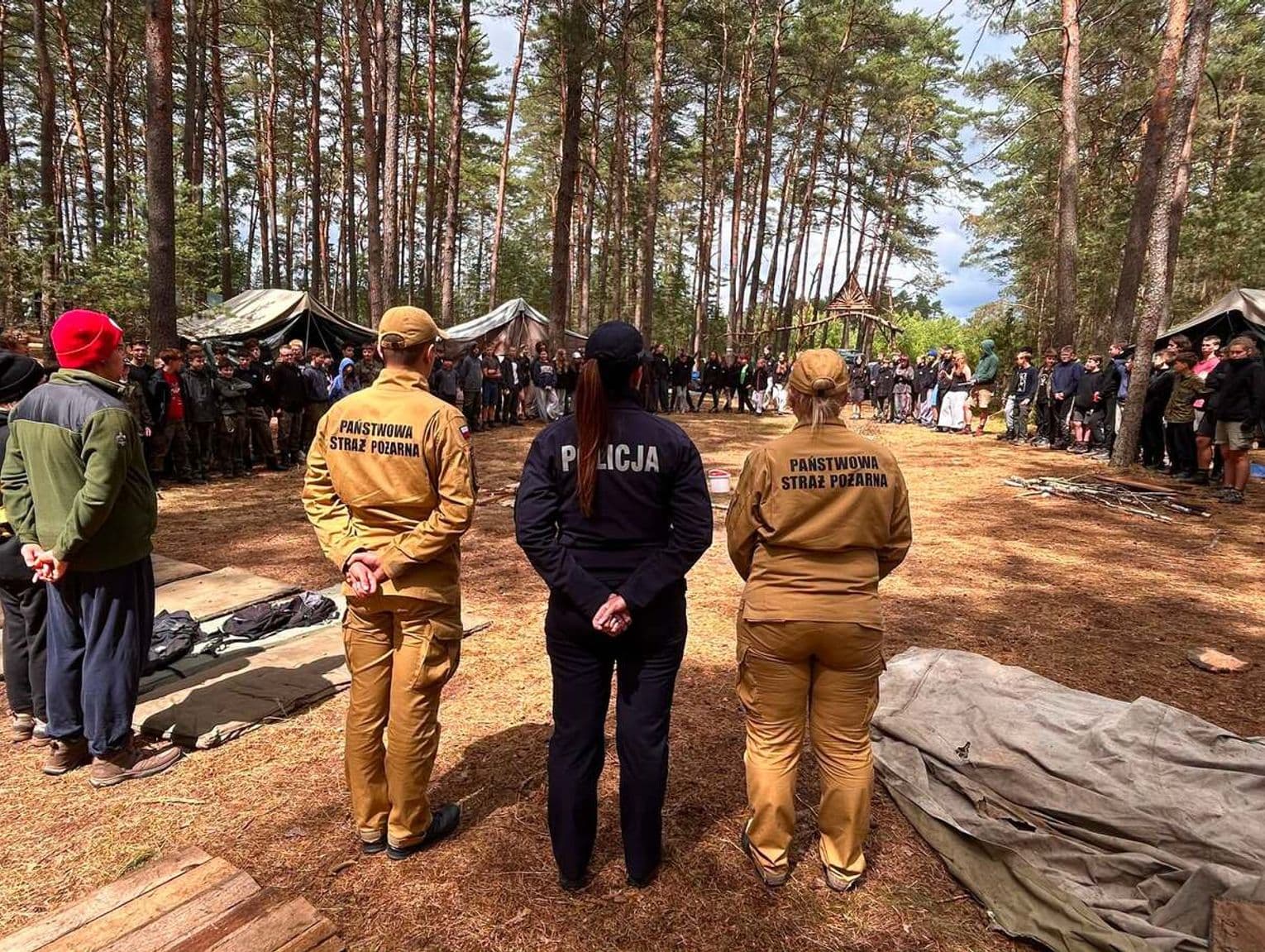 Policjanci i strażacy odwiedzili obóz harcerski w Zielonej Chocinie