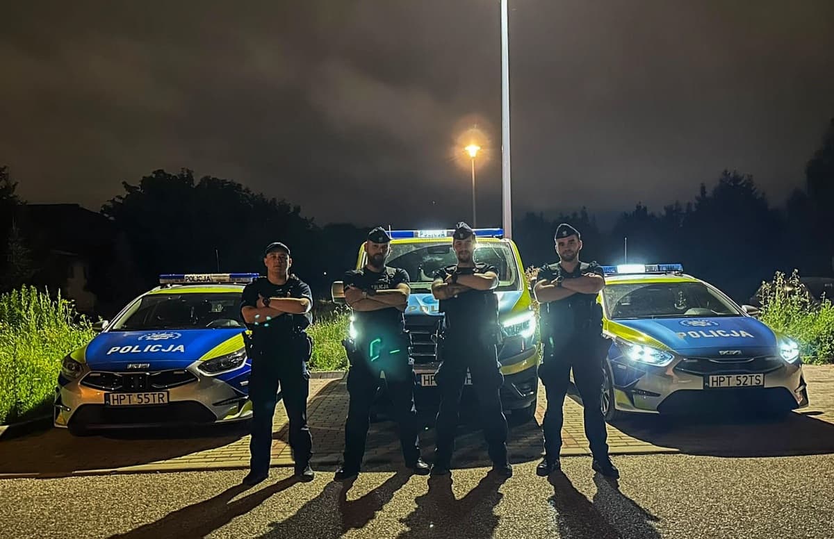 Policjanci jako pierwsi ruszyli do płonącego mieszkania