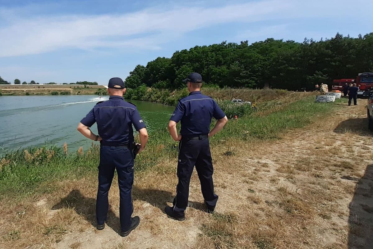 Policjanci kontrolują akweny