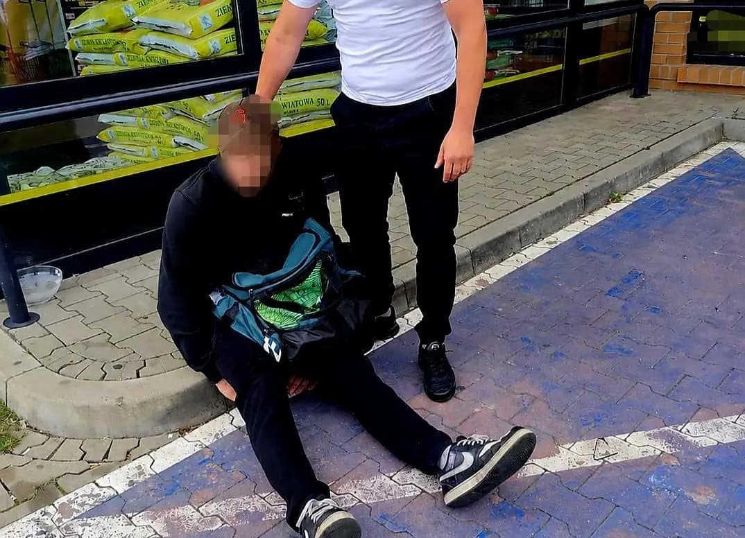 Policjanci poza służbą interweniowali i ujęli sprawcę kradzieży