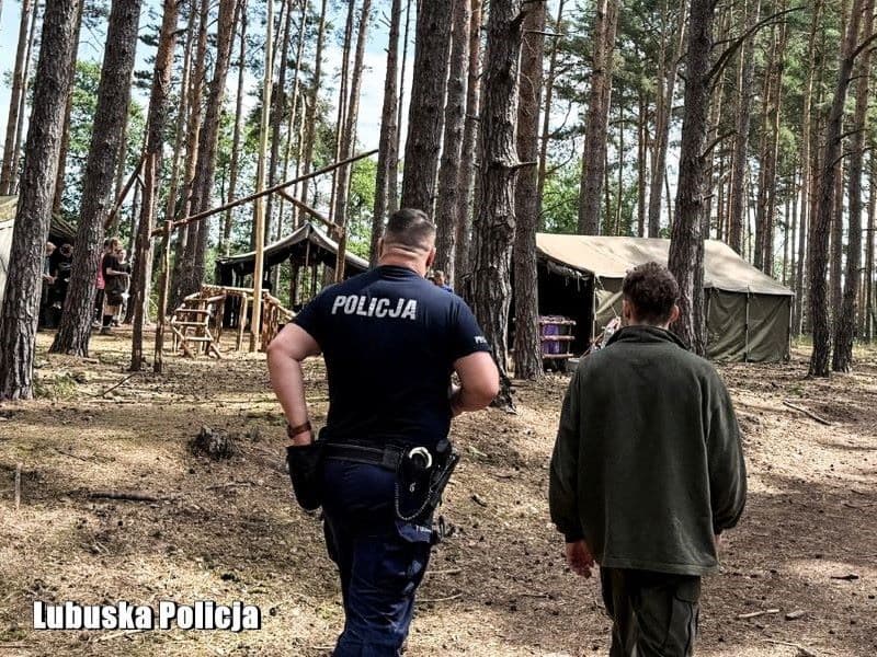 Policjanci sprawdzają obozowiska.