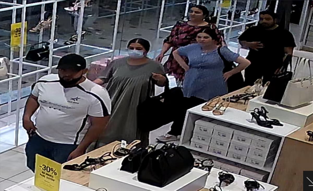 Policjanci szukają osób ze zdjęcia. Chodzi o kradzież butów
