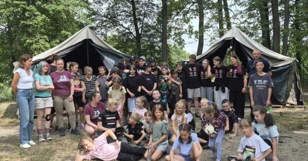 Policjanci uczą harcerzy, jak bezpiecznie spędzić wakacje