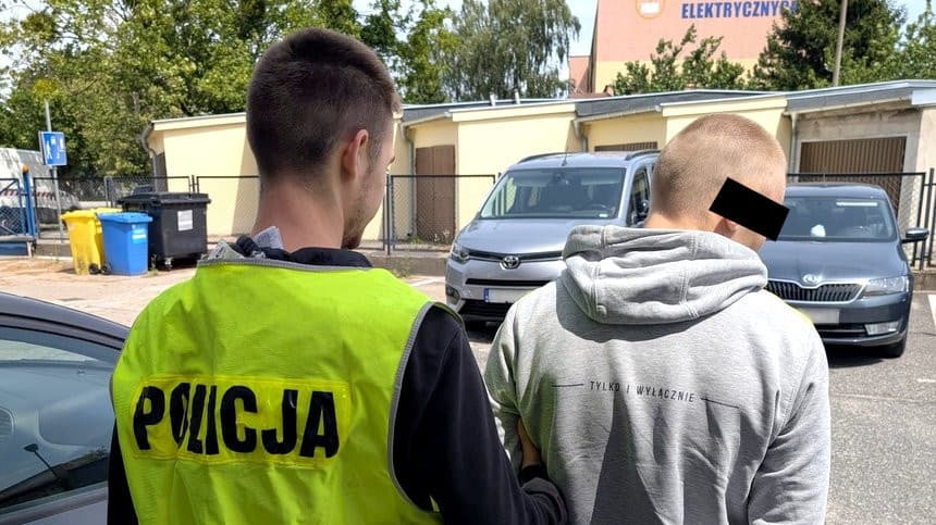 Policjanci z Błonia zatrzymali parę podejrzaną o rozbój. Zaatakowali Bydgoszczanina i zmusili go do przelania 1 500 złotych. Przy okazji w mieszkaniu sprawczyni znaleziono narkotyki.
