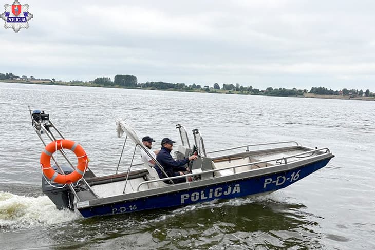 Policjanci z łodzi służbowej dbają o bezpieczeństwo osób wypoczywających nad zalewem