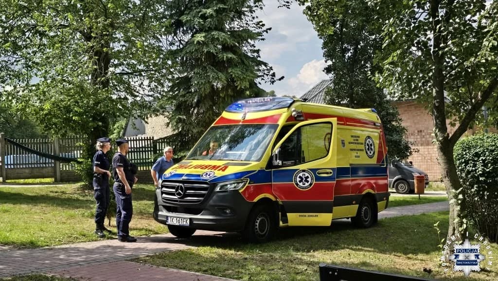 Policjanci z Małogoszcza ruszyli z pomocą 59-latce
