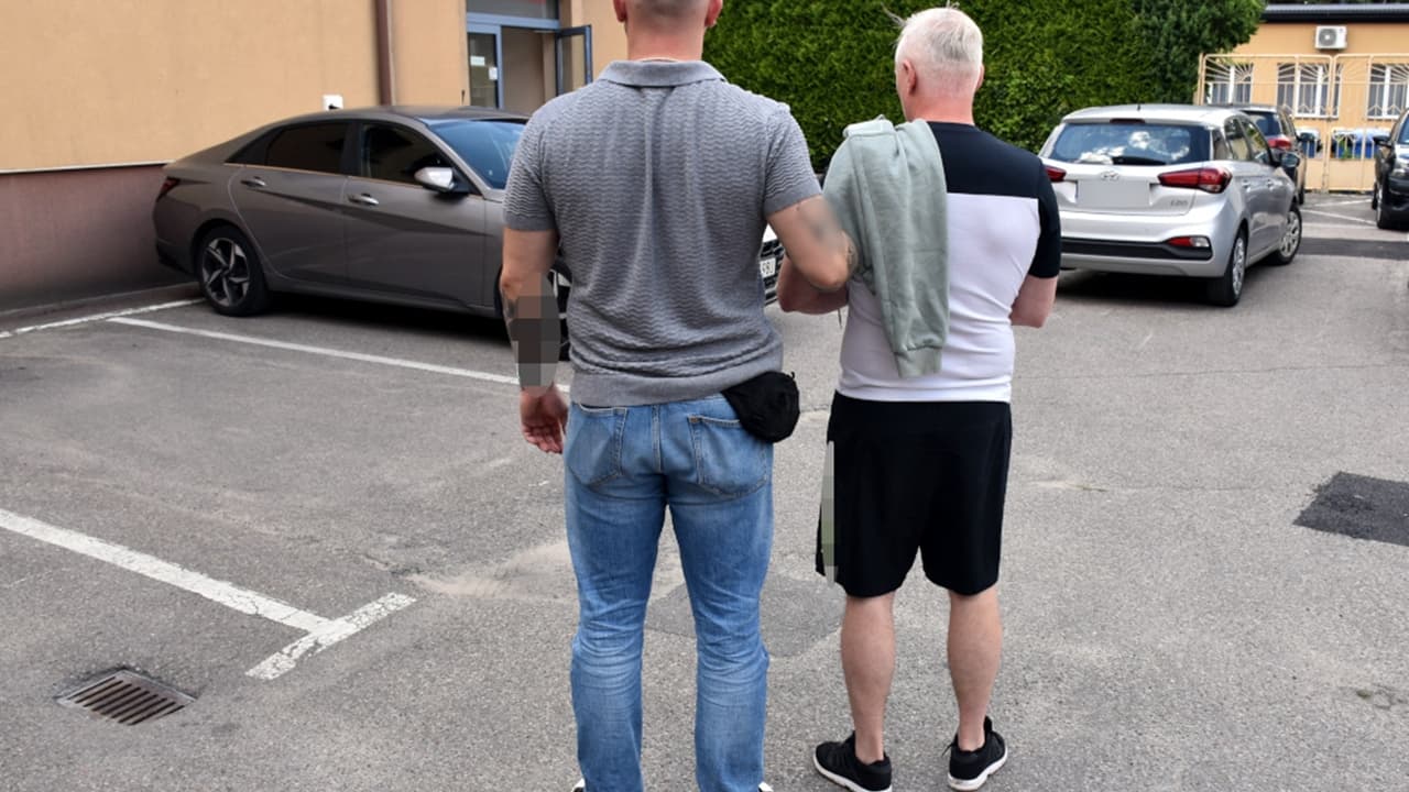 Policjanci z Wołomina zatrzymali 53-latka podejrzanego o dokonanie dwóch włamań i usiłowanie