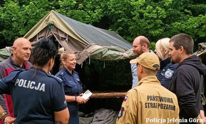 Policjanci zapewniają bezpieczeństwo harcerzom na letnim obozie