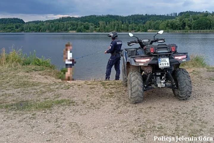 Policjant sprawdził „Żwirownię” pod Kowarami. Kąpiel może skończyć się tragedią