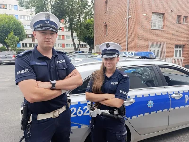 Policyjna interwencja uratowała życie mężczyzny uwięzionego w samochodzie