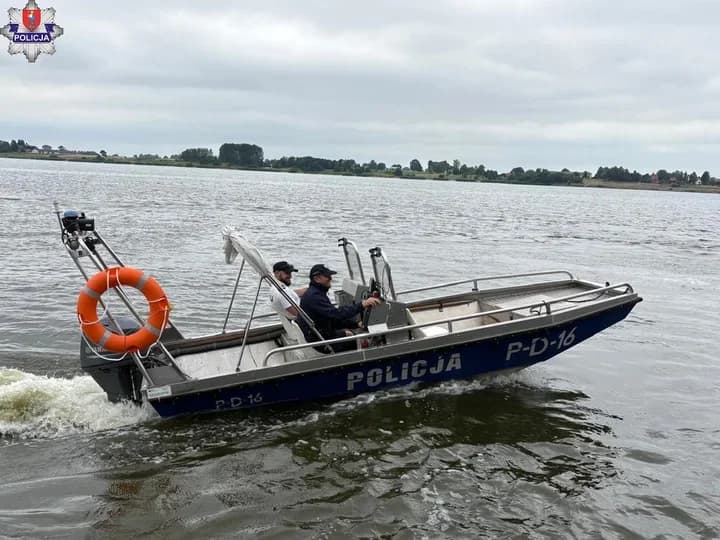 Policyjna łódź patroluje zalew w Nieliszu. Funkcjonariusze są też na wodzie