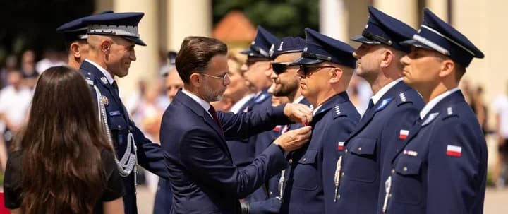 Policyjne święto w Białymstoku z awansami i ślubowaniem nowych funkcjonariuszy