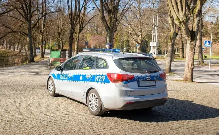 Policyjne wyposażenie przyciągnęło dzieci w Sławkowie - najpierw była ważna lekcja