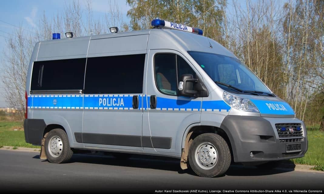 Policyjni wodniacy ratują osoby uwięzione na jeziorze