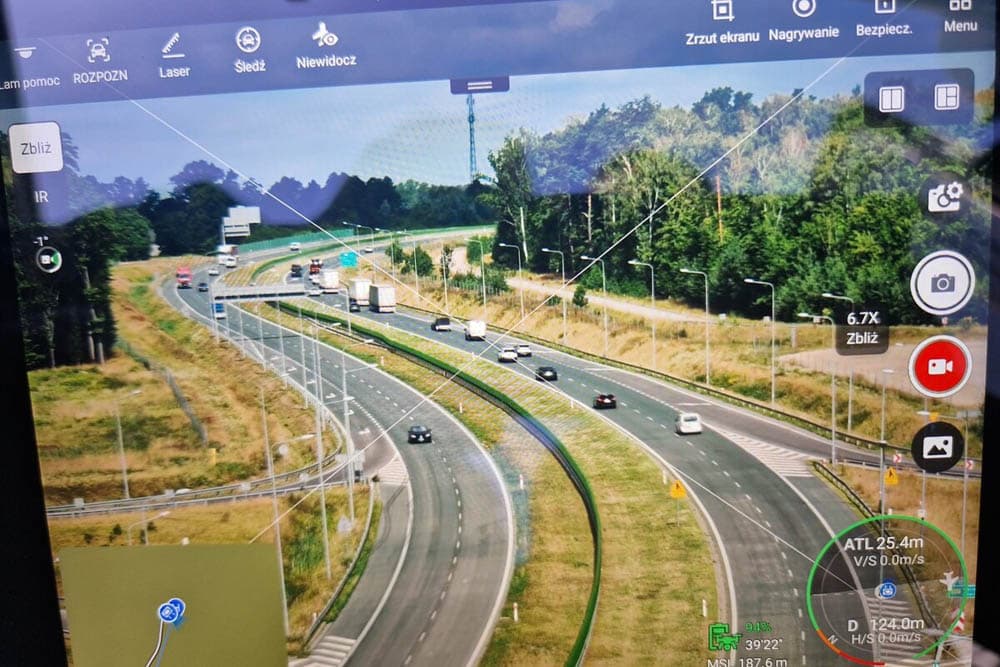 Policyjny dron wzbił się nad drogę ekspresową S17