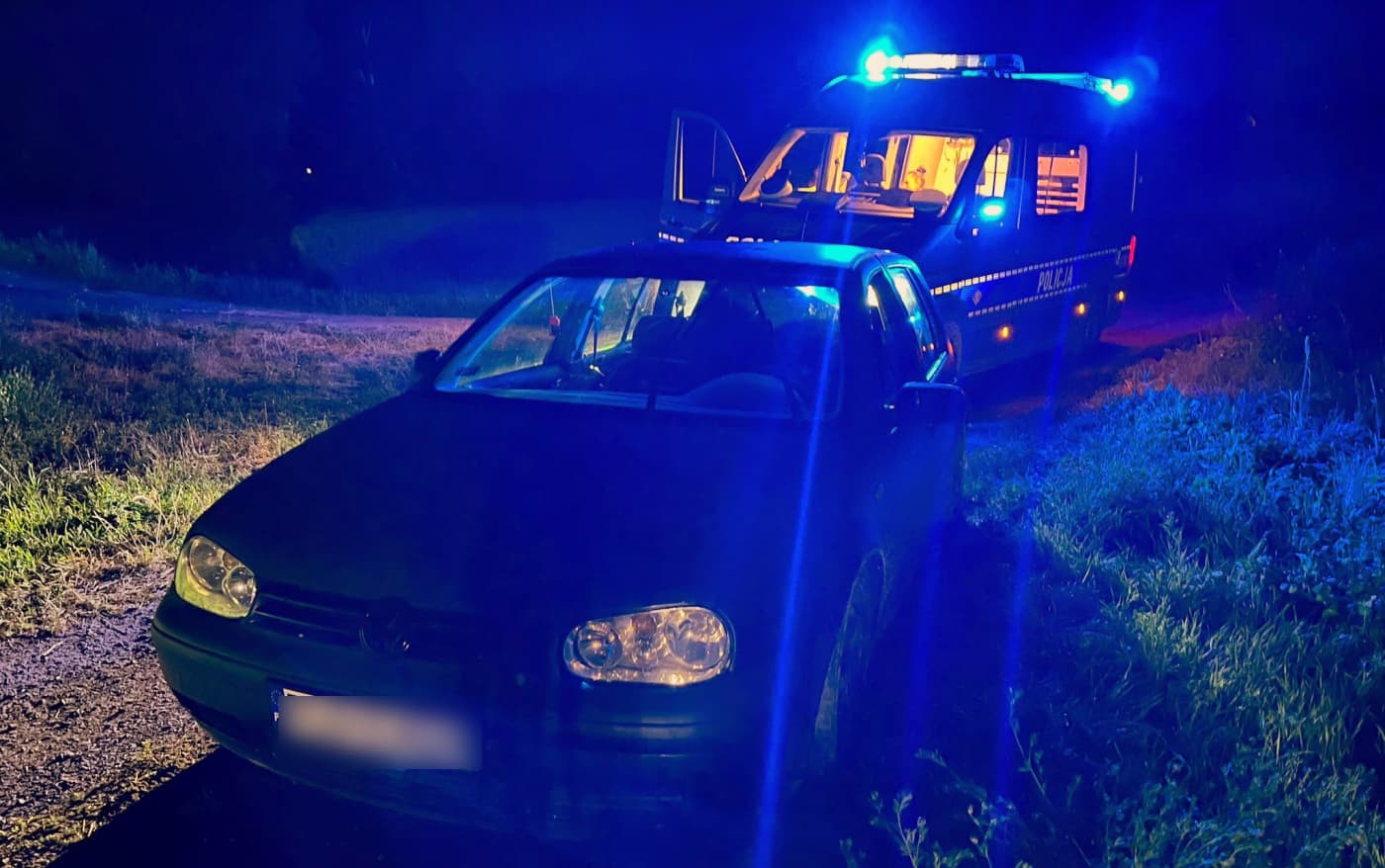 Policyjny pościg za kierowcą Volkswagena. Porzucił rozbite auto i próbował uciekać pieszo