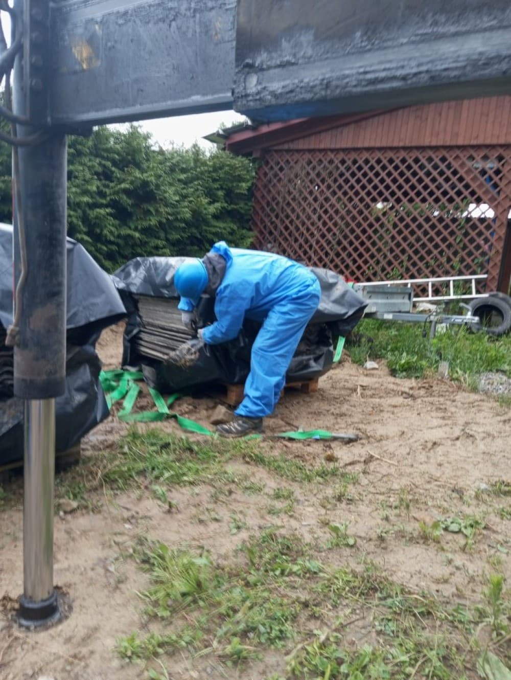 Ponad 123 tony niebezpiecznego materiału zniknęły z gminy Bakałarzewo