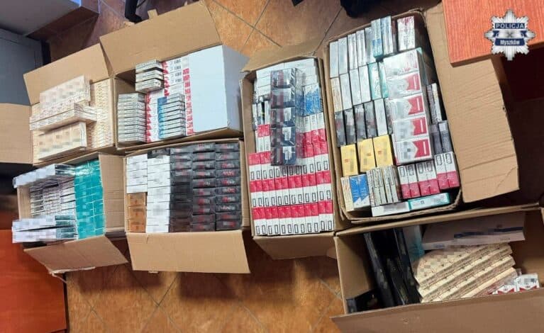 Ponad 59 tysięcy papierosów bez akcyzy na targowisku w Żarkach. Zatrzymano 48-latka