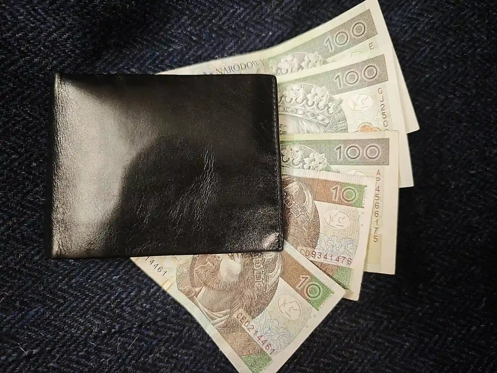 Ponad połowa Polaków łapie się na tym, że do sklepu nie nosi już portfela. W Warszawie ten odsetek może być większy