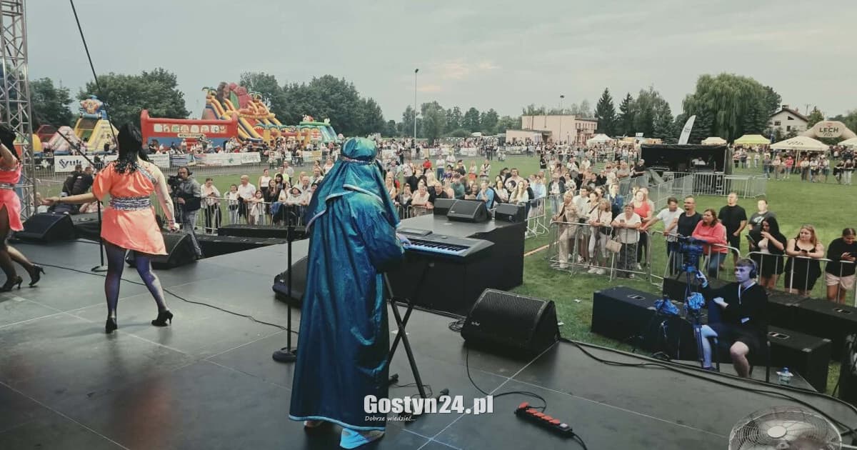 Poniec świętuje mimo kapryśnej pogody. Finał wieczoru zapowiada się gorąco