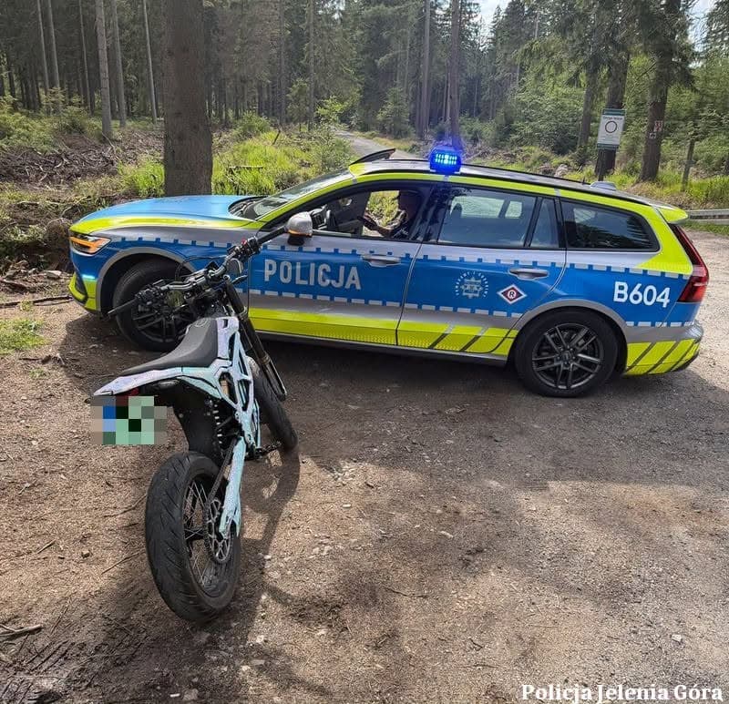 Popis na jednym kole i ucieczka 16-latka skuterem. Policyjny weekend na karkonoskich drogach