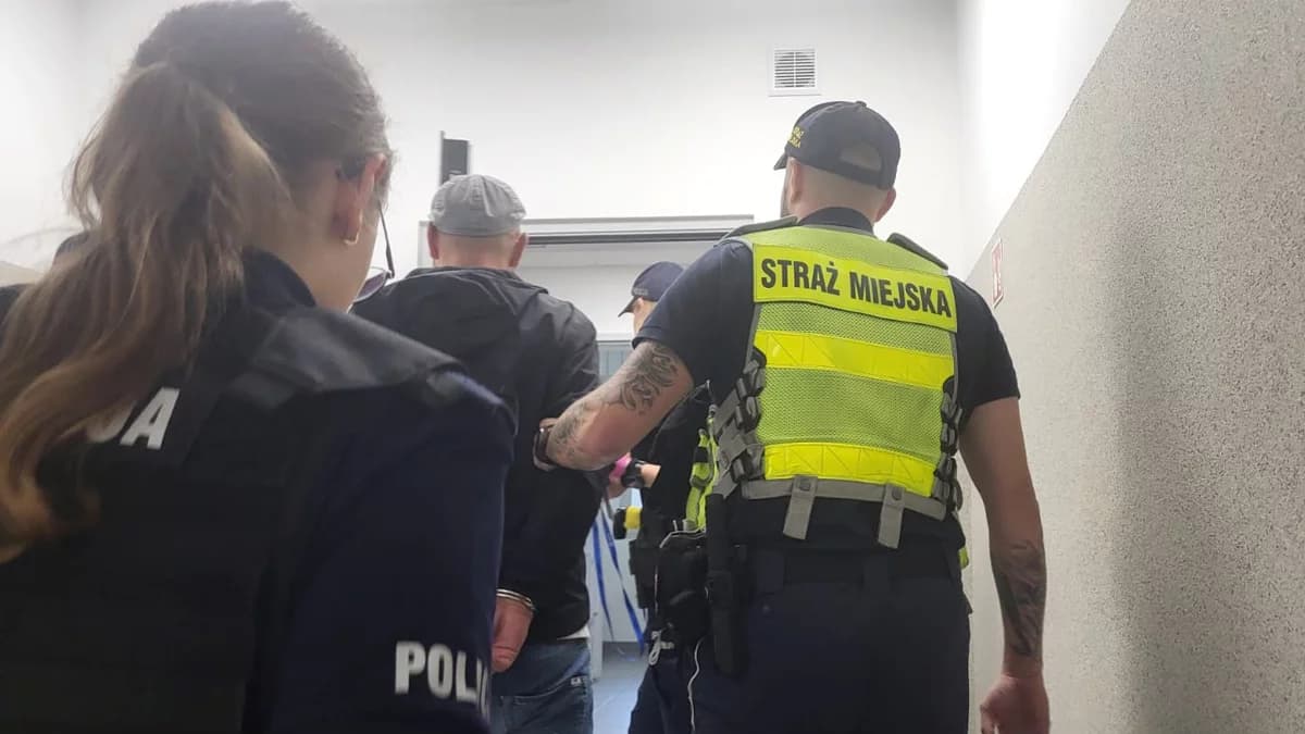 Poszukiwany zrobił sobie sypialnię na osiedlu. Natomiast kierowca blokował miejsce na parkingu. Służby były bezlitosne
