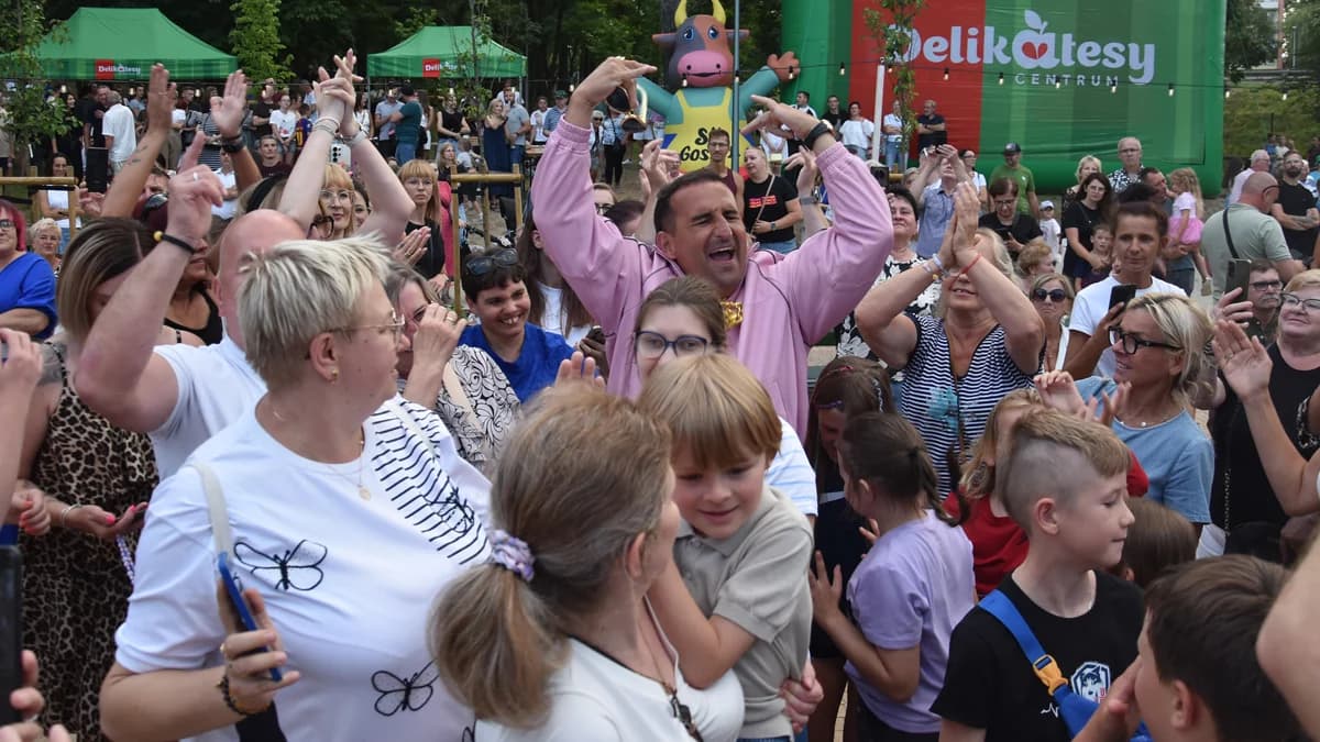 Potańcówka sąsiedzka w parku niczym Taniec z Gwiazdami. Rafał Maślak i Misiek Koterski szaleli z Gostyniakami