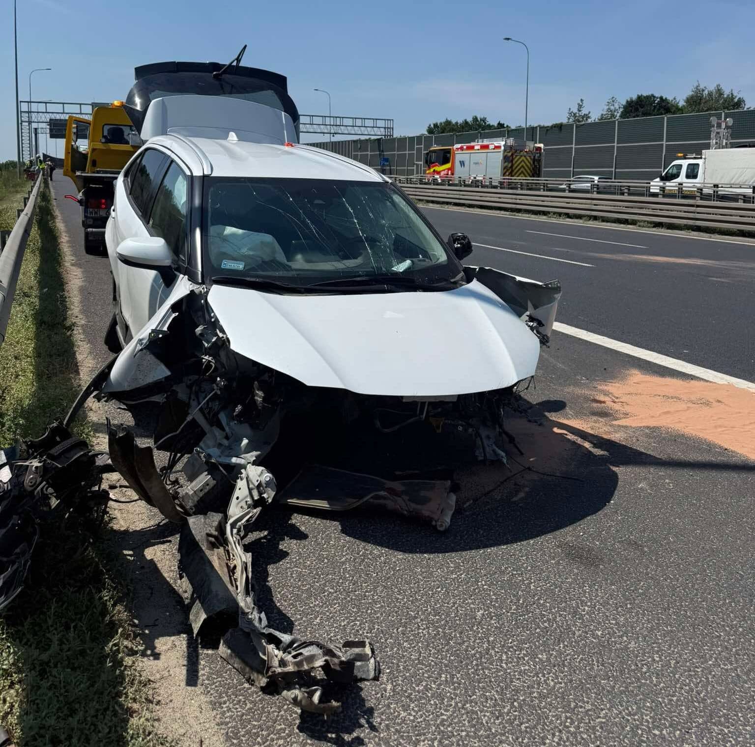 Potężna kraksa na S8. Z Toyoty wyrwało silnik, trzy pasy były zablokowane
