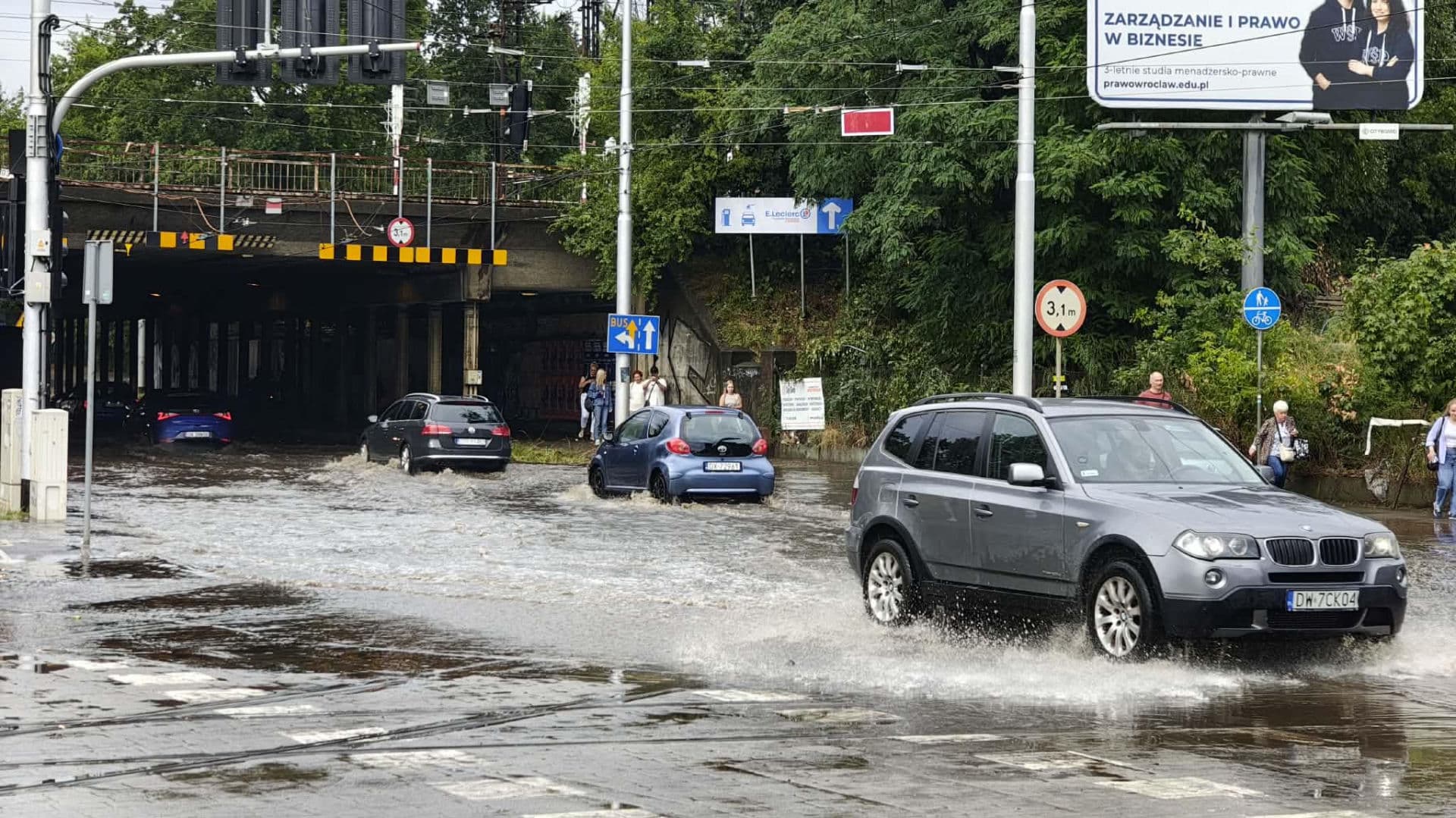 Potężna ulewa nad Wrocławiem. Zalane ulice i komunikacyjny paraliż