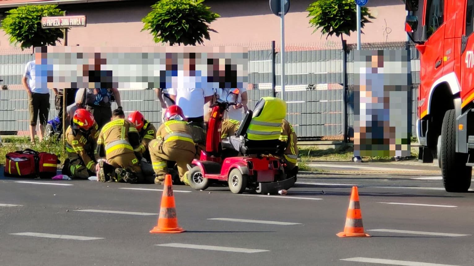 Potrącenie mężczyzny na wózku dla niepełnosprawnych na DK30 w Lubaniu