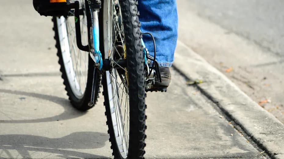 Potrącenie nietrzeźwego rowerzysty. Zjechał z chodnika