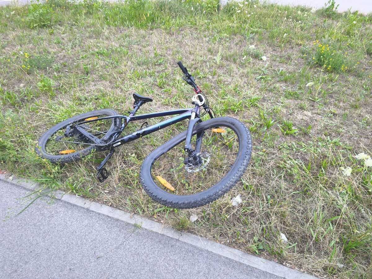 Potrącenie rowerzysty na przejeździe w Dęblinie. 25-latek trafił do szpitala