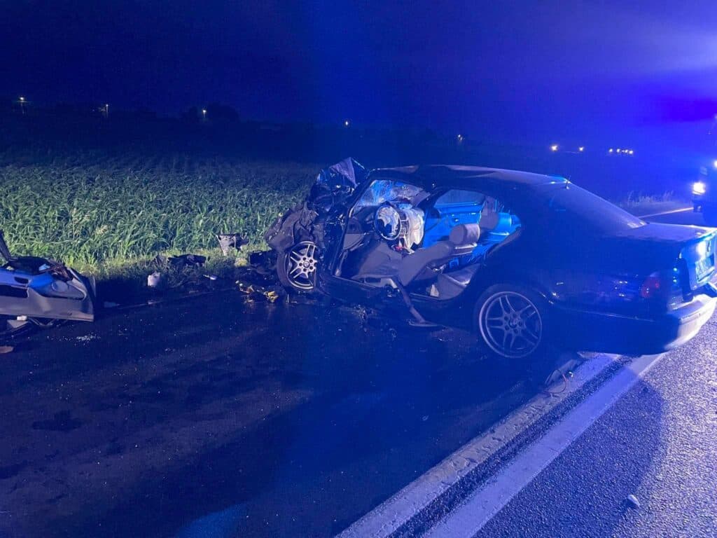 Poważne zderzenie BMW z busem. 6 osób rannych, w tym czterech 18-latków