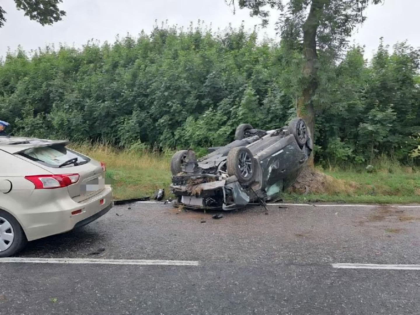 Poważne zderzenie trzech aut pod Kielcami. Hyundai dachował, dwoje dzieci trafiło do szpitala