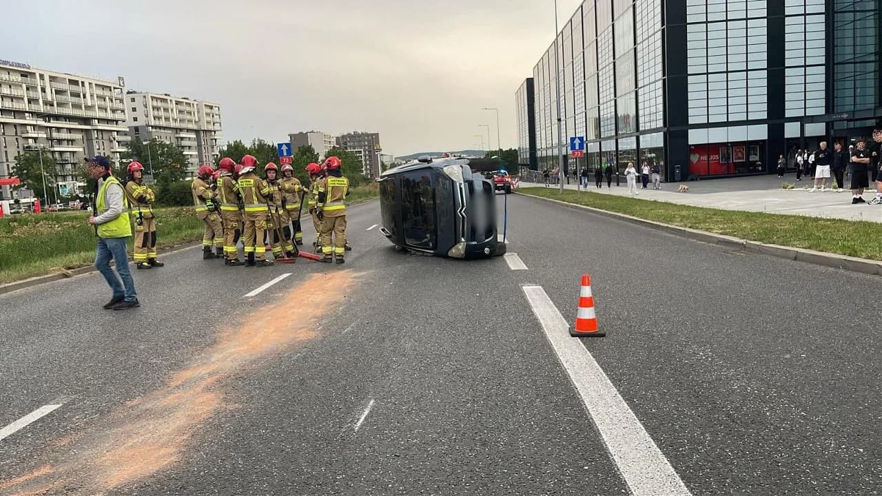 Poważne zderzenie w pobliżu galerii handlowej. Jeden z samochodów przewrócił się na bok