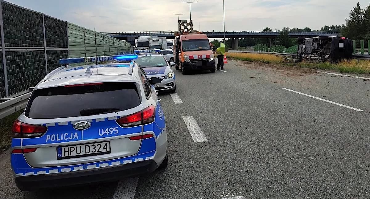 Poważny wypadek na autostradzie A2. Bus przewrócił się na bok, trasa w kierunku Poznania jest zablokowana