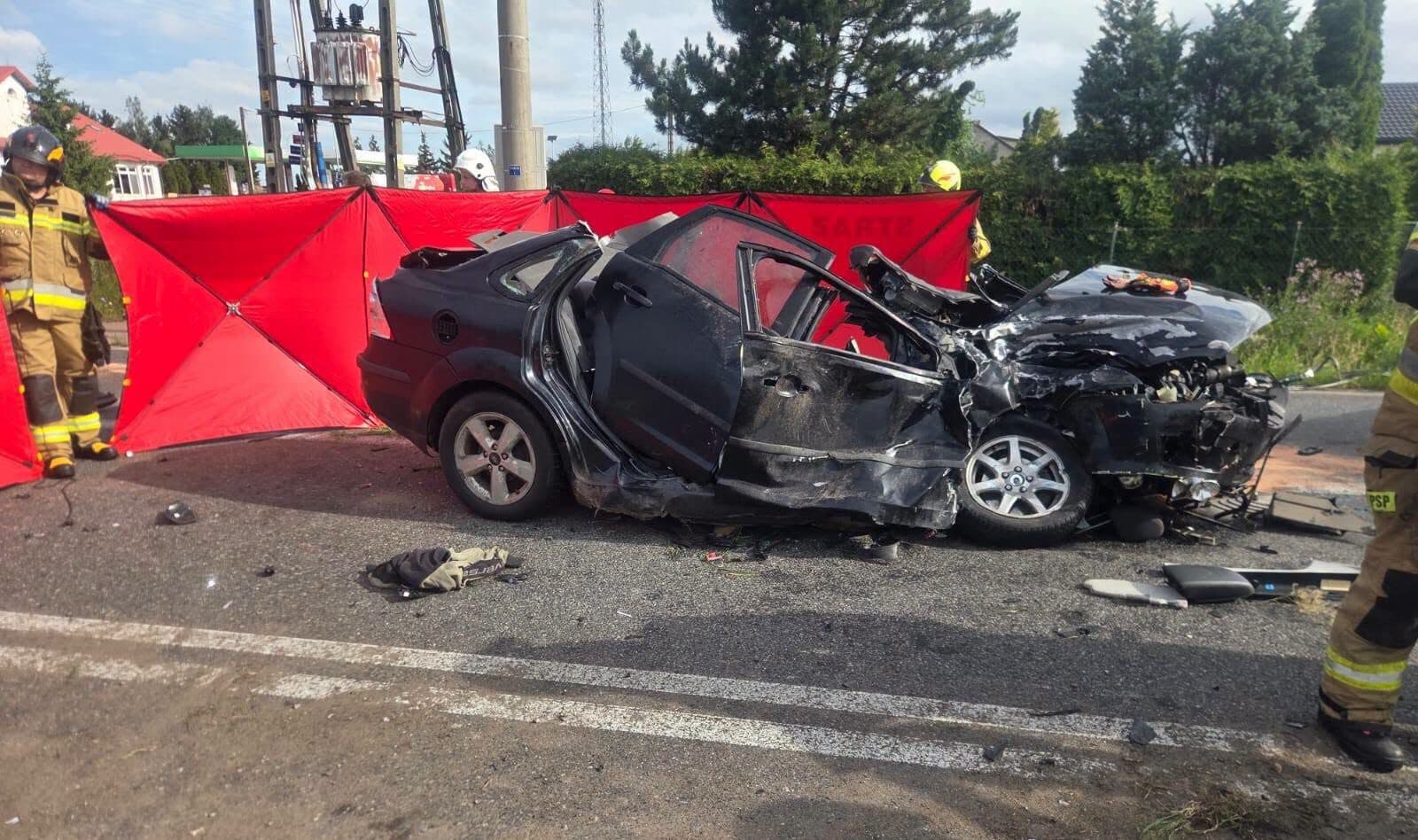 Poważny wypadek na DK10 w Dzierzążni. Ford zderzył się z ciężarowym Volvo, 20-latka zabrał śmigłowiec LPR