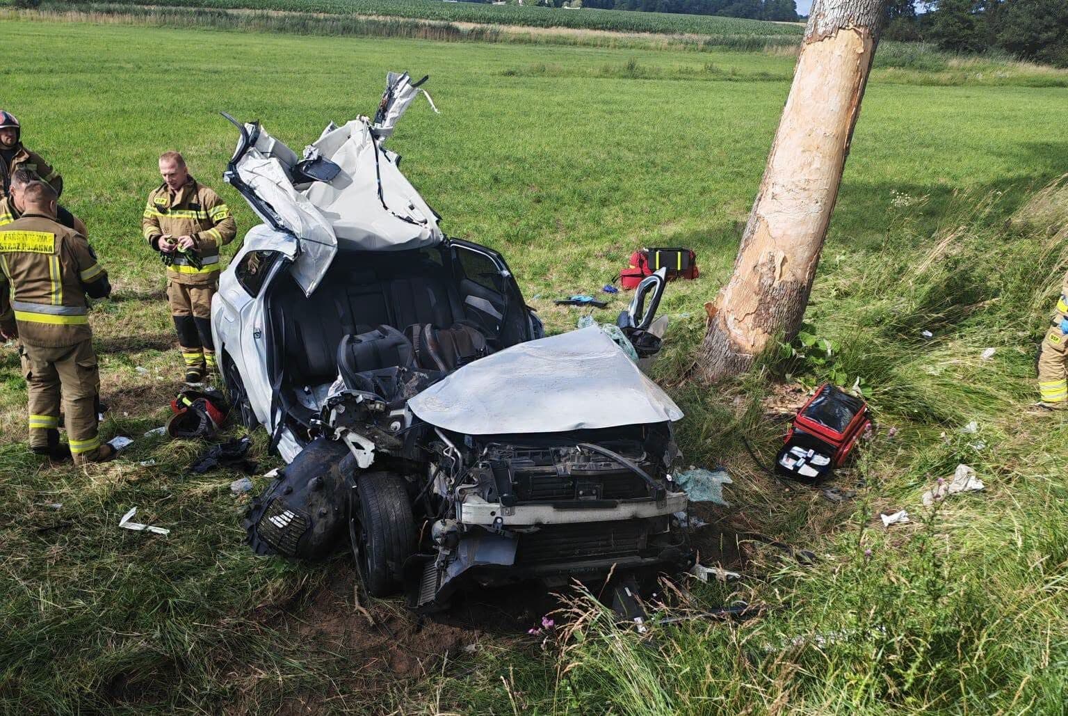 Poważny wypadek na DK60 pod Płockiem. Peugeot uderzył w drzewo, trzy osoby trafiły do szpitala
