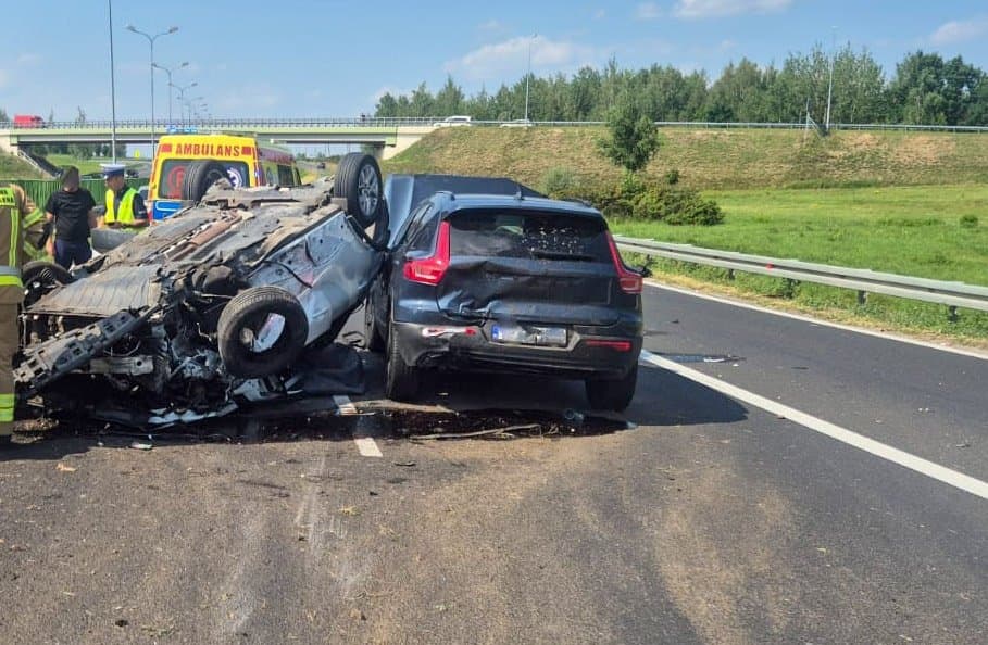 Poważny wypadek na S7 w Broniszewie. Jedno auto dachowało, kierująca trafiła do szpitala