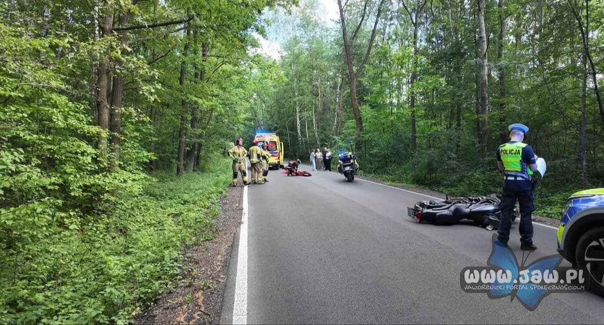 Poważny wypadek na ulicy Jesiennej. 52-letni motocyklista ciężko ranny