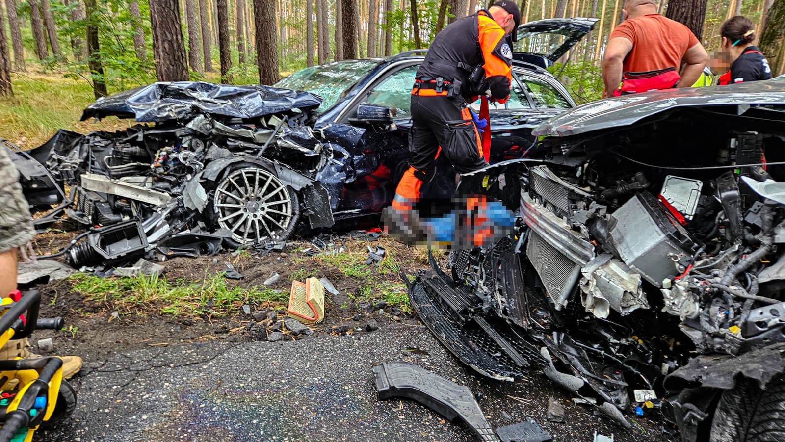 Poważny wypadek pod Zieloną Górą. Rozbite osobówki, są ranni. Droga zablokowana (ZDJĘCIA)