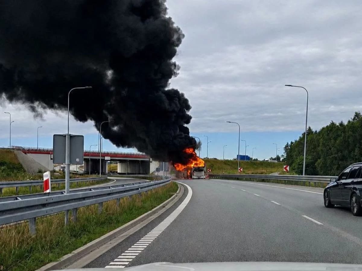Pożar autokaru na A1 w woj. łódzkim. Czarny dym było widać z daleka!