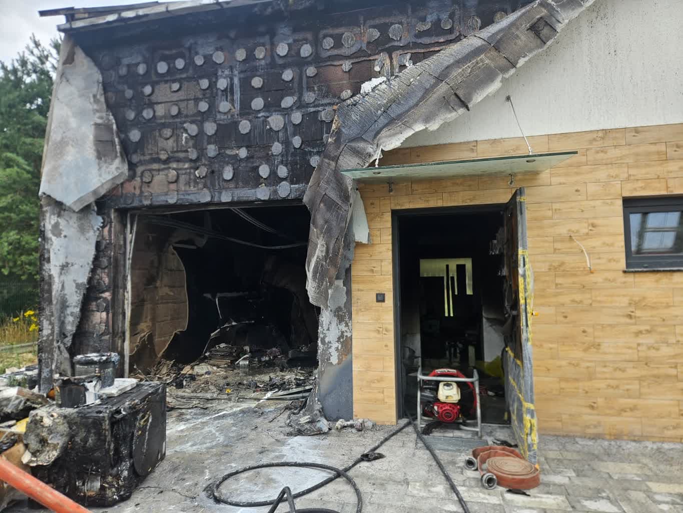Pożar bliźniaka. Ogień objął garaż i dach