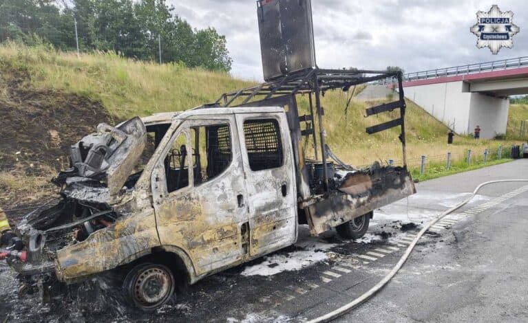 Pożar busa na A1 w Wierzchowisku. Policja wyjaśnia okoliczności zdarzenia