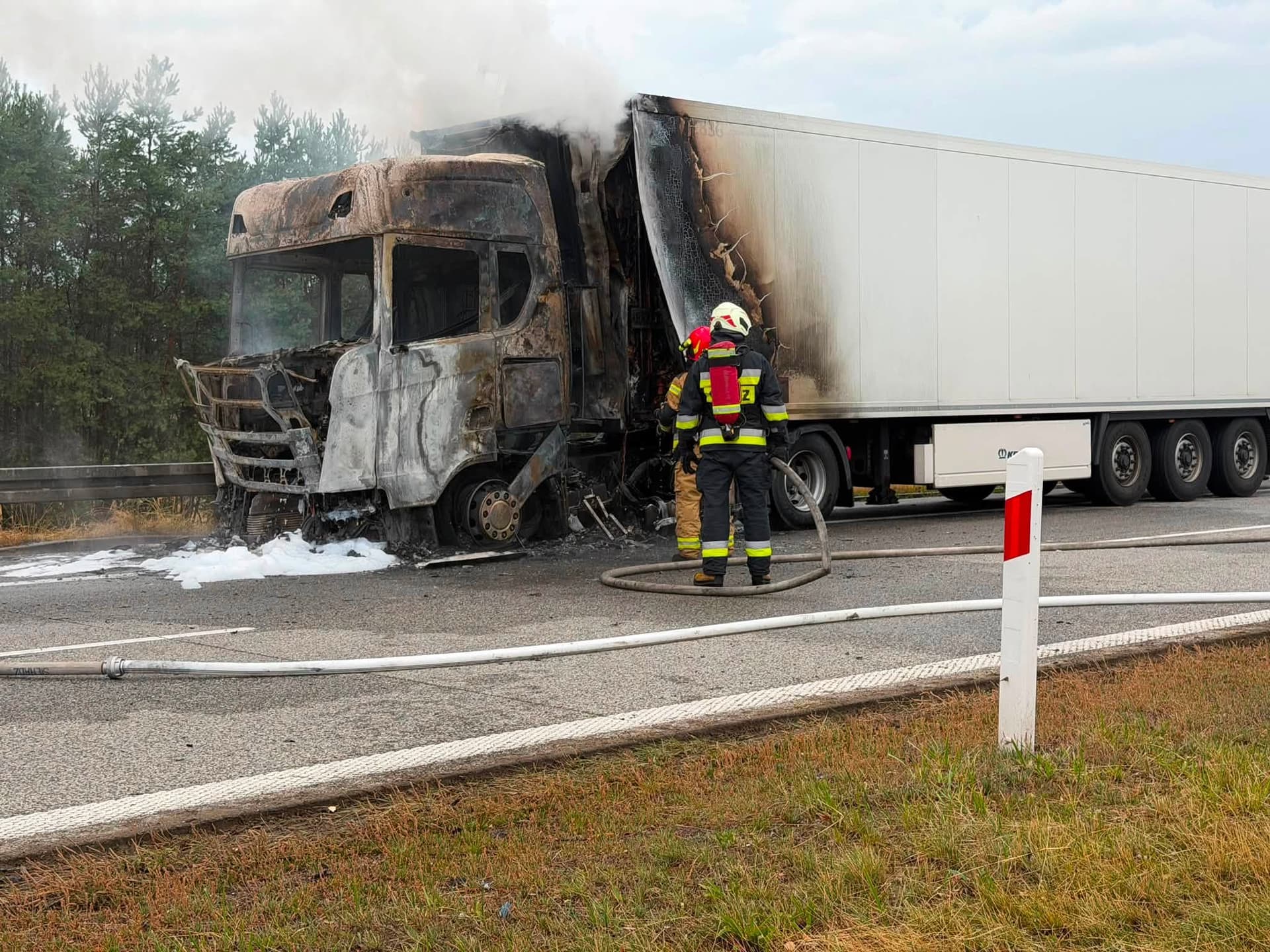 Pożar ciągnika siodłowego z naczepą. W środku elektronika