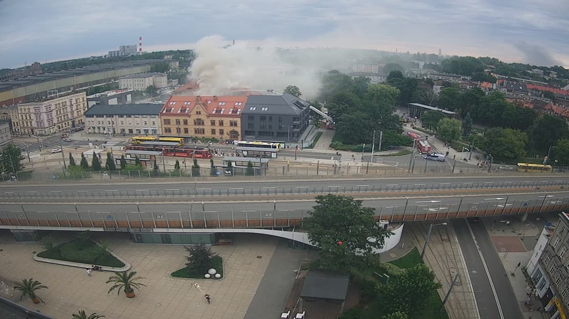 Pożar dawnego banku w centrum Chorzowa. Trwa akcja gaśnicza