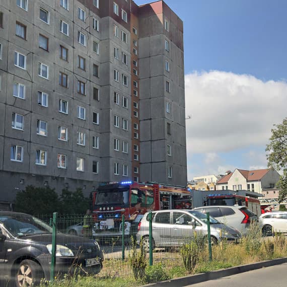 Pożar instalacji elektrycznej w wieżowcu przy Bohaterów Września. Na miejsce ruszyło pięć zastępów straży
