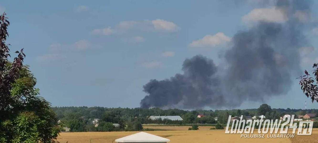 Pożar kombajnu, wiele jednostek zadysponowanych do akcji gaśniczej