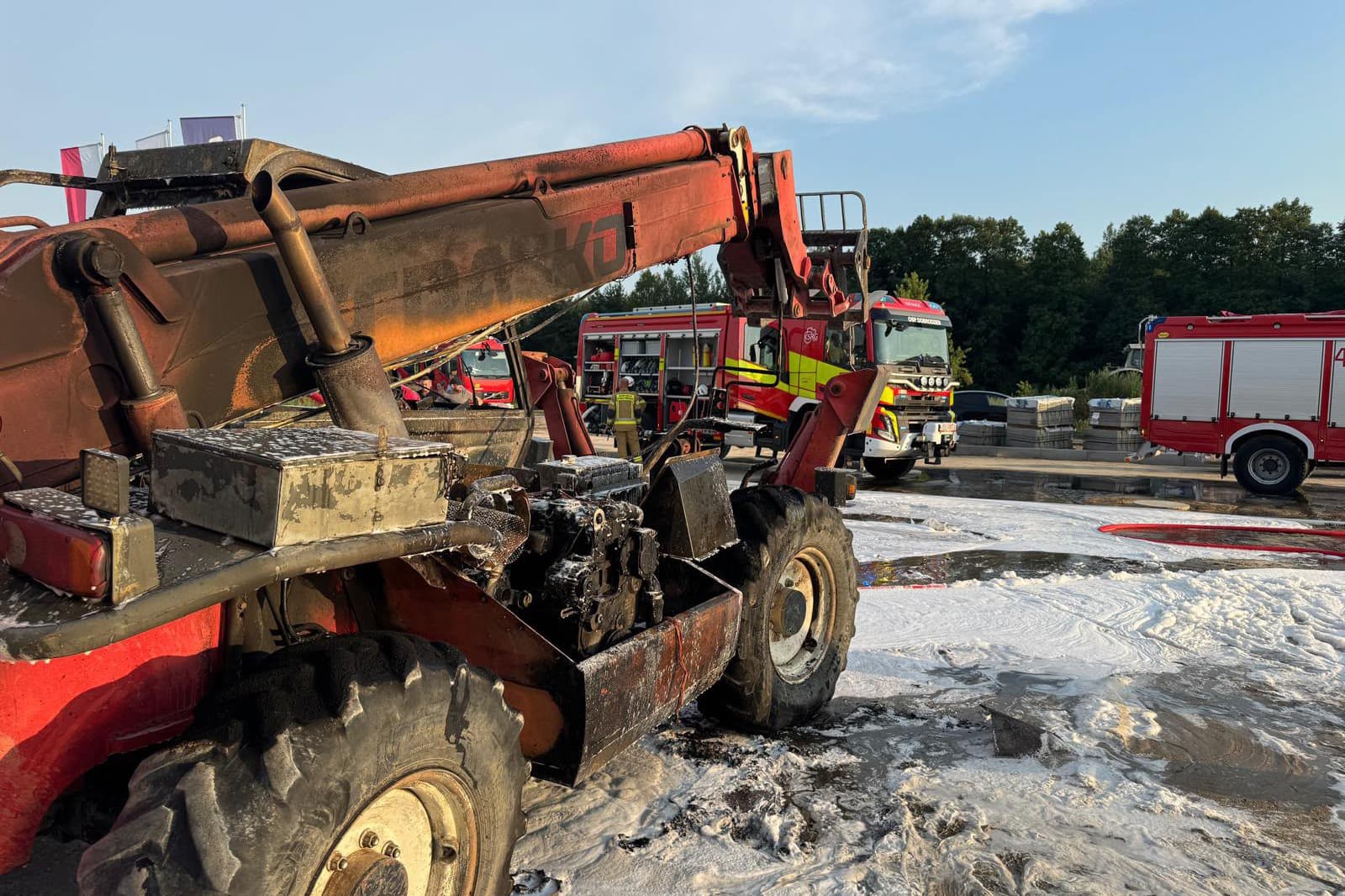 Pożar ładowarki teleskopowej w Myślinie. Na miejscu interweniowały trzy zastępy straży pożarnej